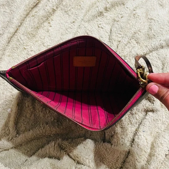 Louis Vuitton Monogram Neverfull Pochette Wristlet / Clutch - Picture 5 of 6